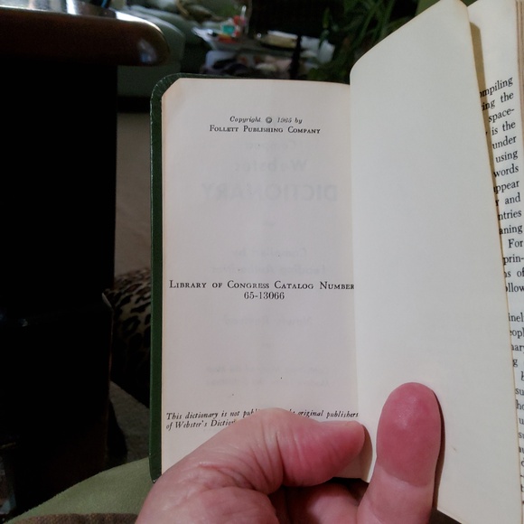 Circa 1965 Pocket Webster Dictionary modern Version - Picture 5 of 6